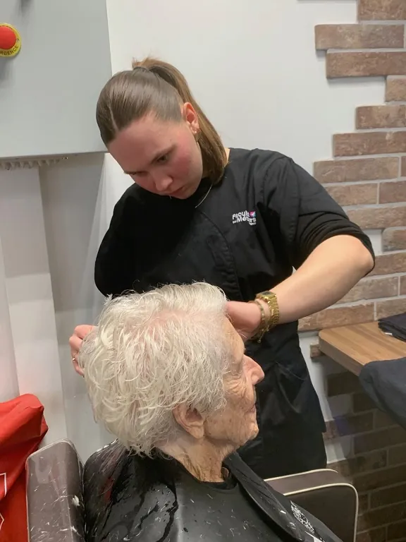 Mise en beauté pour le concours de coiffure national !