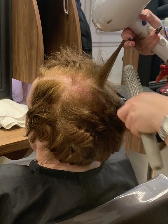 Mise en beauté pour le concours de coiffure national !