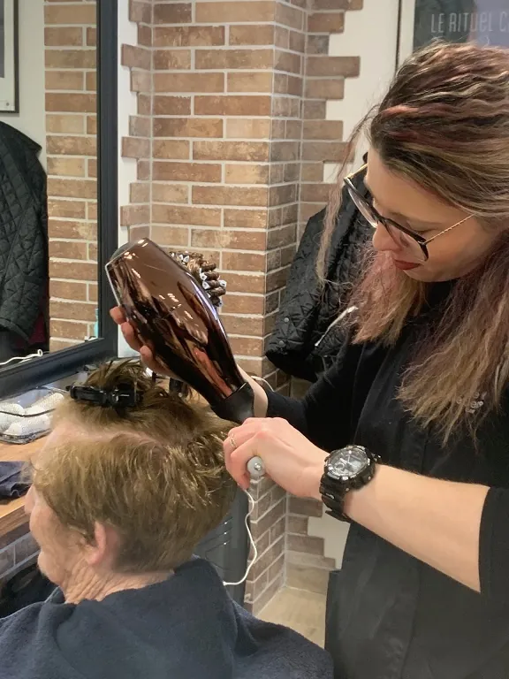 Mise en beauté pour le concours de coiffure national !