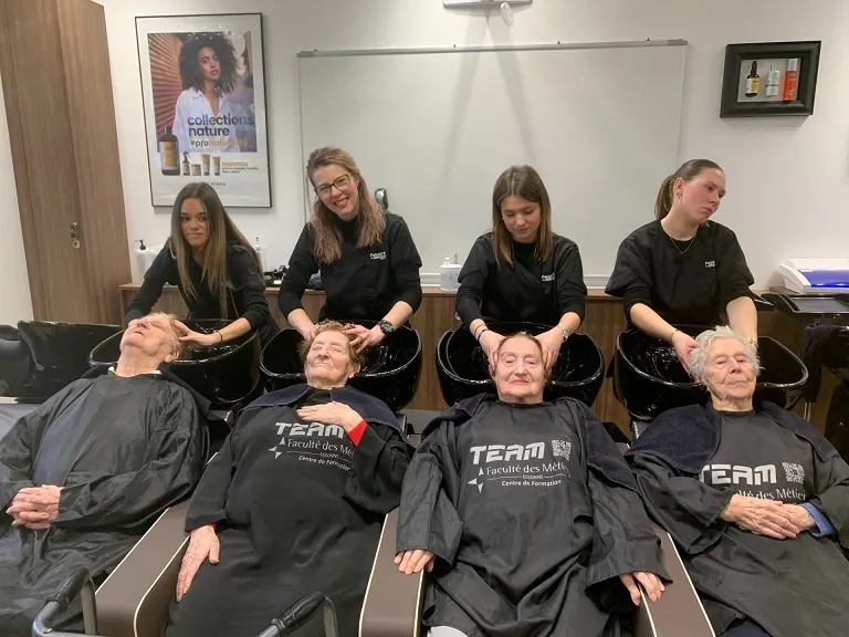Mise en beauté pour le concours de coiffure national !