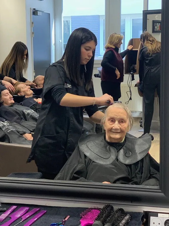 Mise en beauté pour le concours de coiffure national !