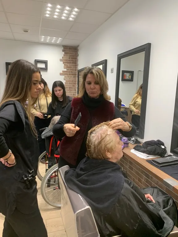 Mise en beauté pour le concours de coiffure national !