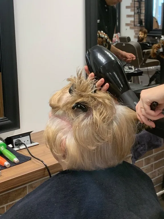 Mise en beauté pour le concours de coiffure national !