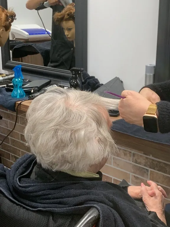 Mise en beauté pour le concours de coiffure national !