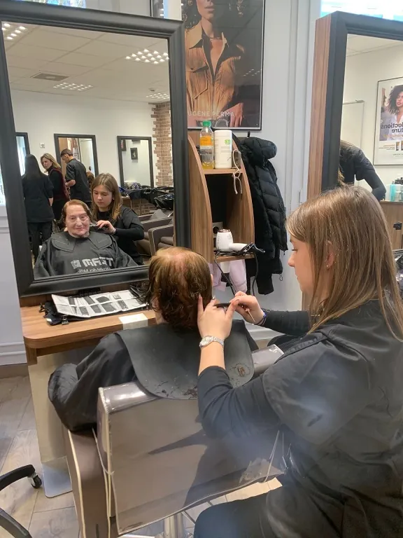 Mise en beauté pour le concours de coiffure national !