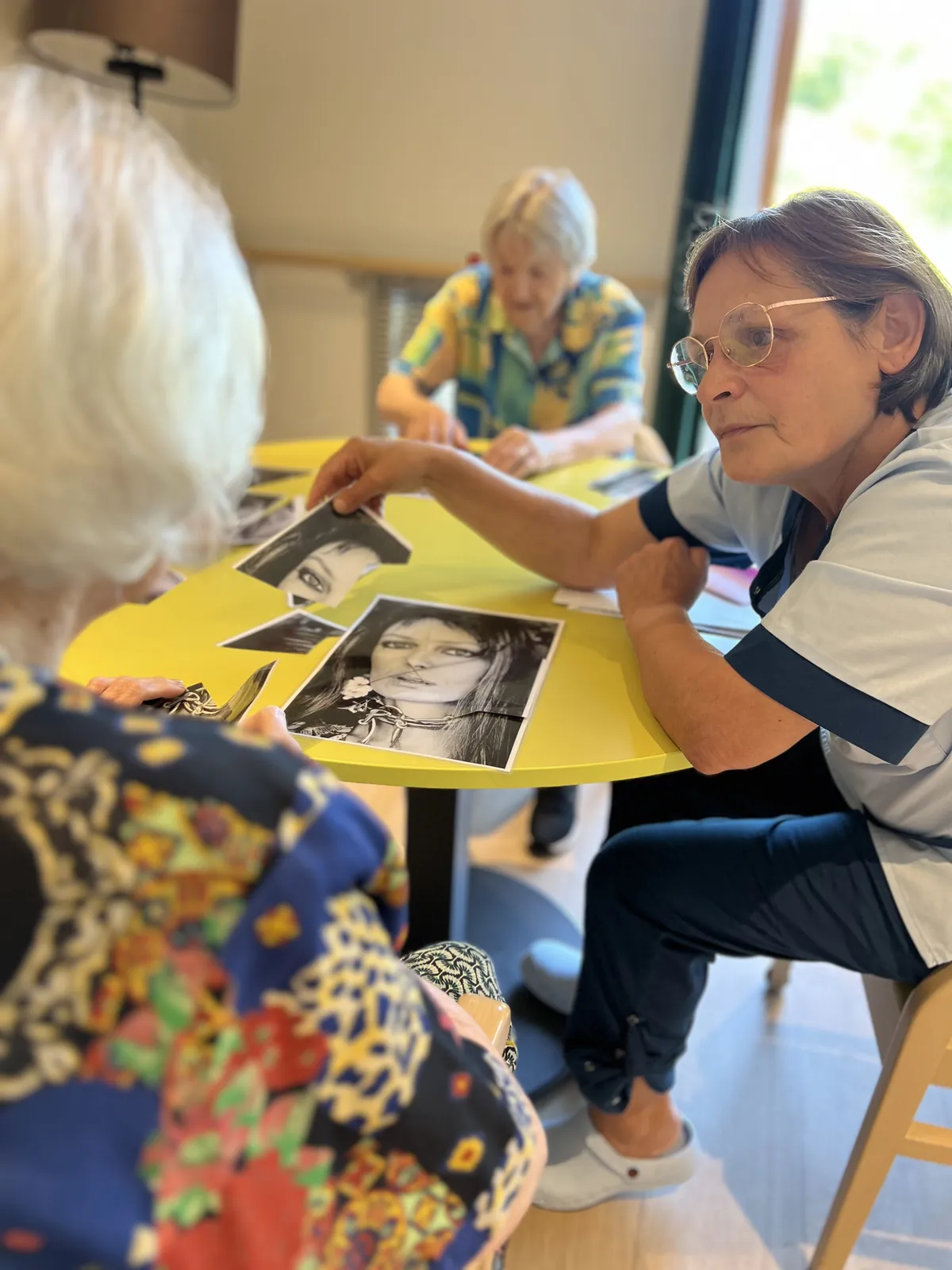 Des instants partagés en unité protégée : les ateliers cognitifs