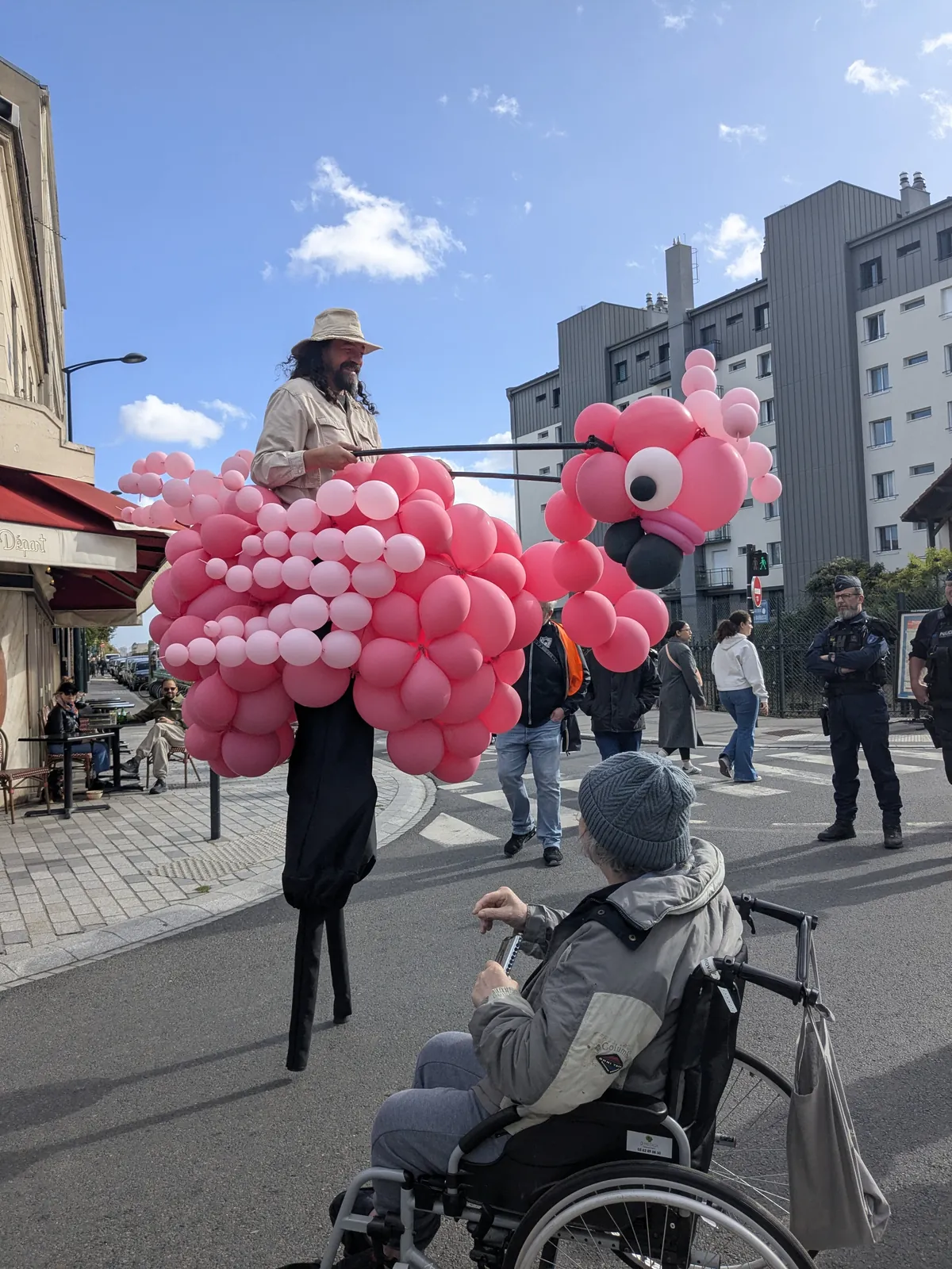 Sortie à la fête de quartier : deux résidents de l’EHPAD à la rencontre du voisinage
