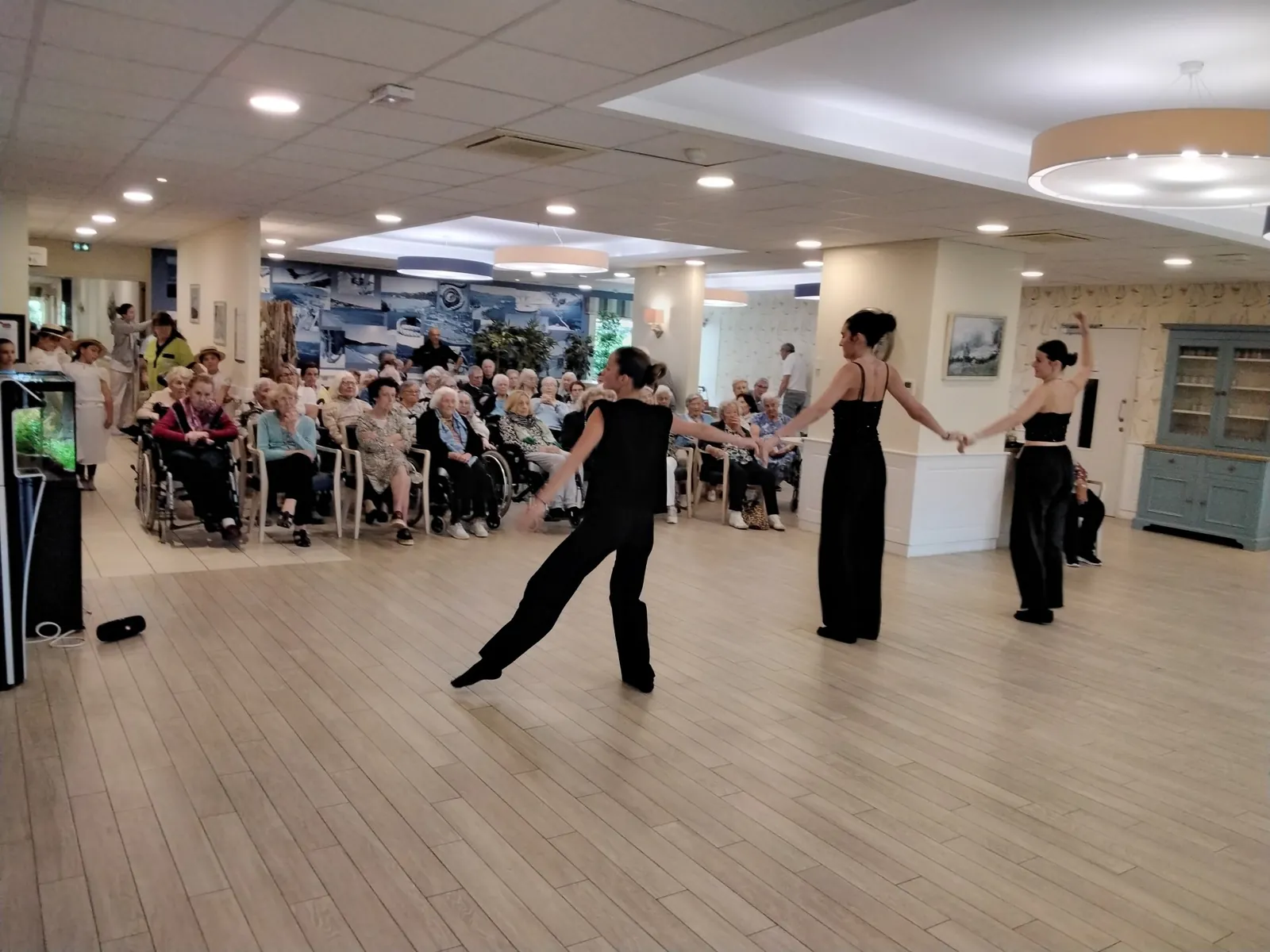 DANSE  CLASSIQUE ET CONTEMPORAINE   A L'HONNEUR 