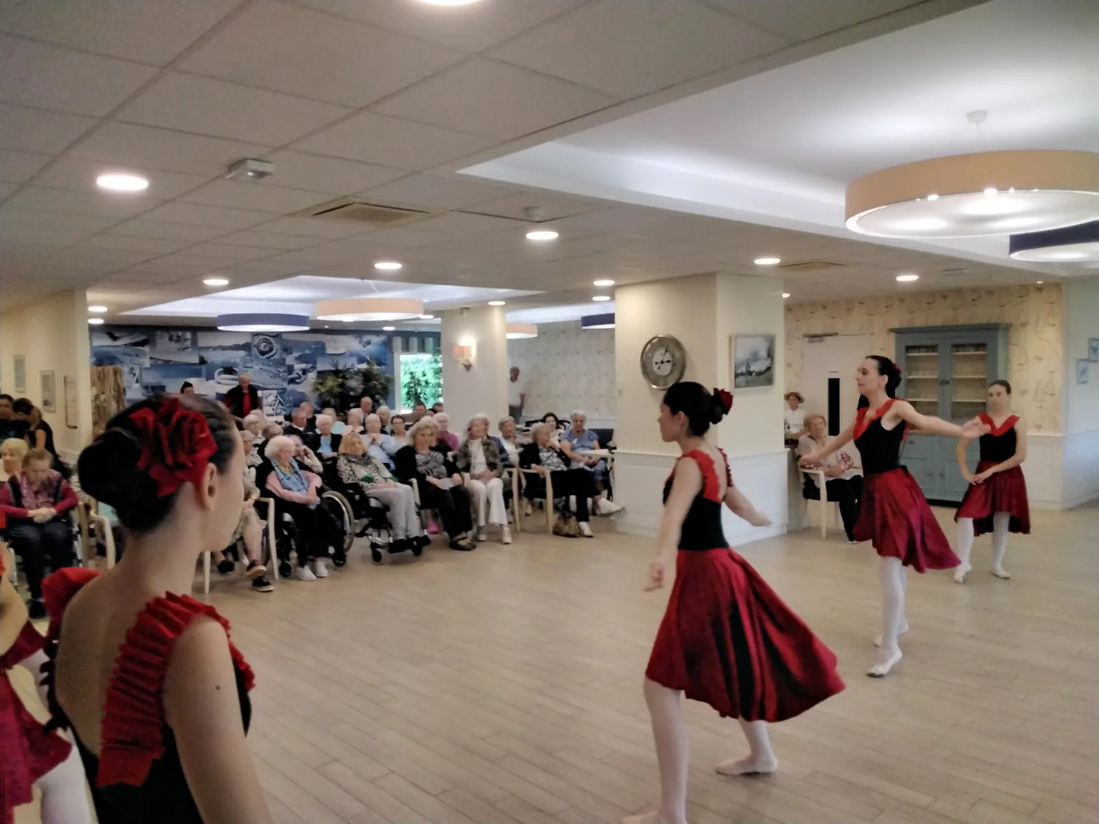 DANSE  CLASSIQUE ET CONTEMPORAINE   A L'HONNEUR 