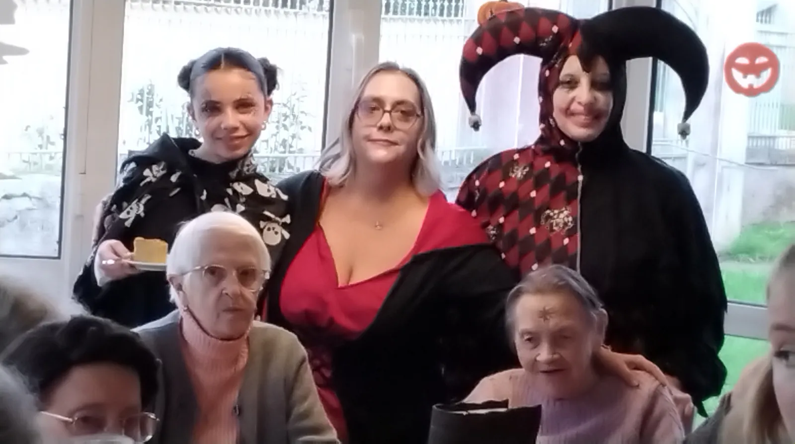 Halloween salle d'animation avec les enfants Zoé et Joy