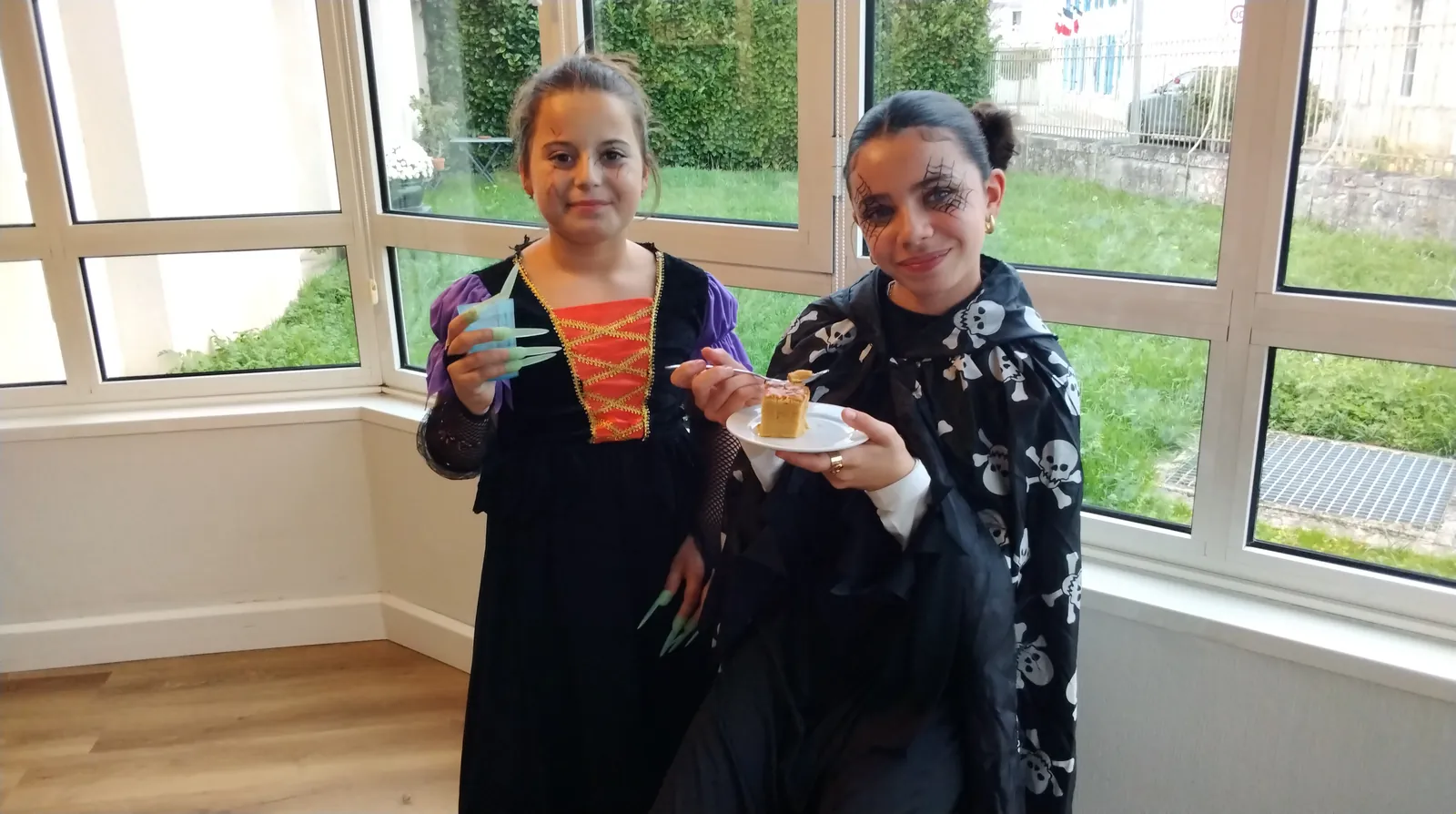 Halloween salle d'animation avec les enfants Zoé et Joy