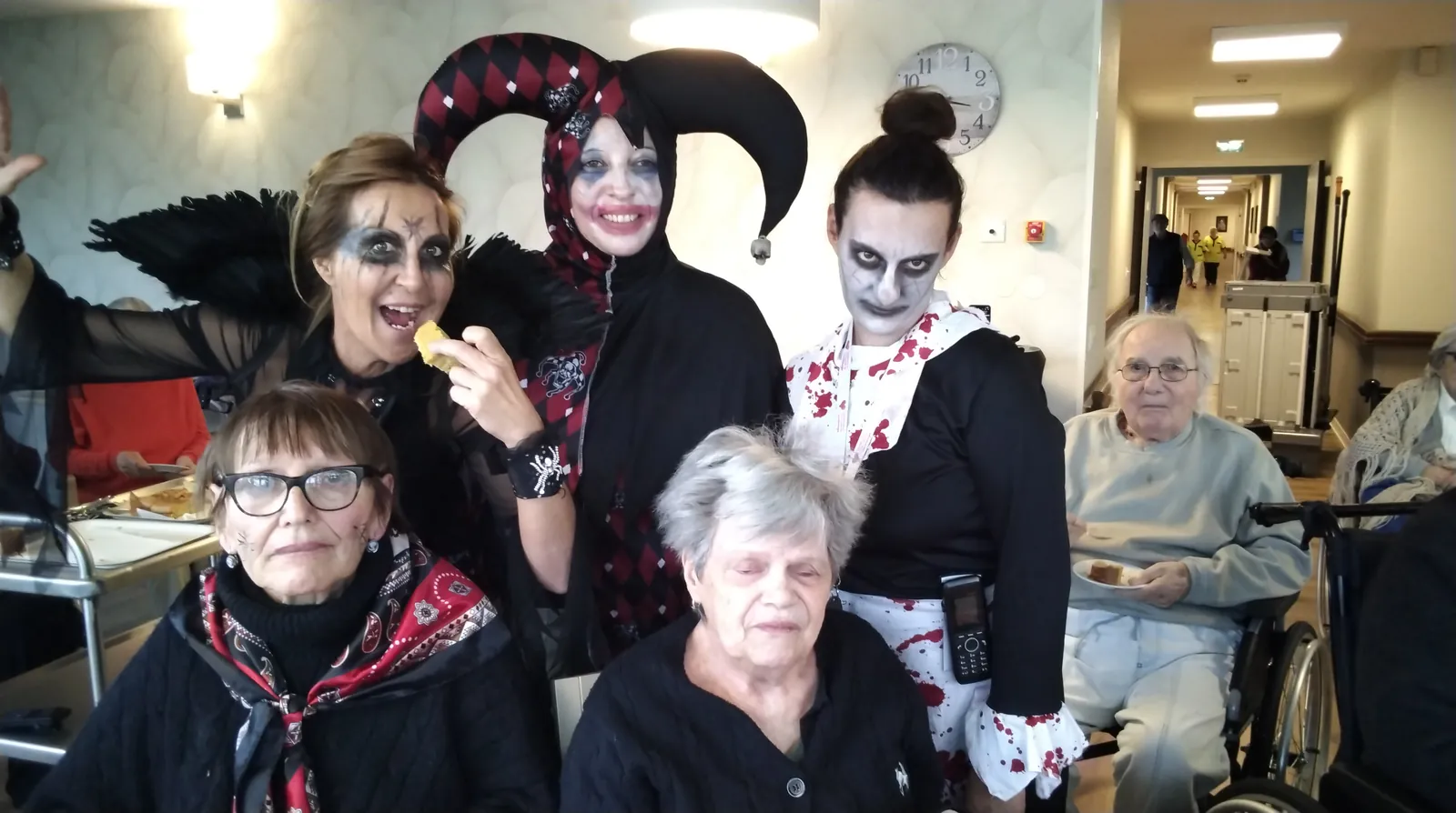 Halloween salle d'animation avec les enfants Zoé et Joy
