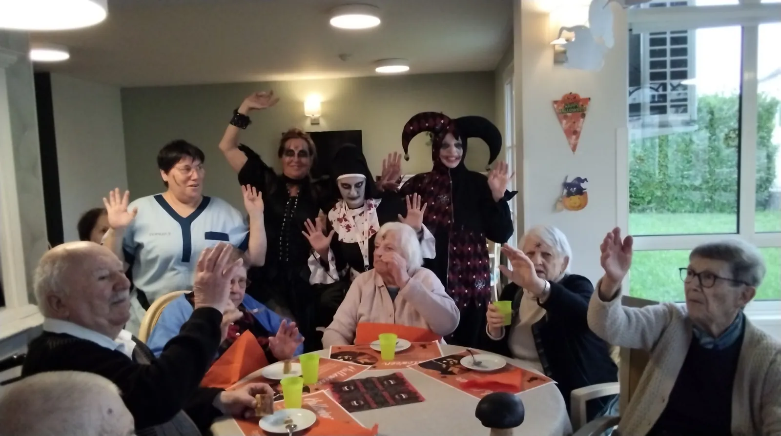 Halloween salle d'animation avec les enfants Zoé et Joy