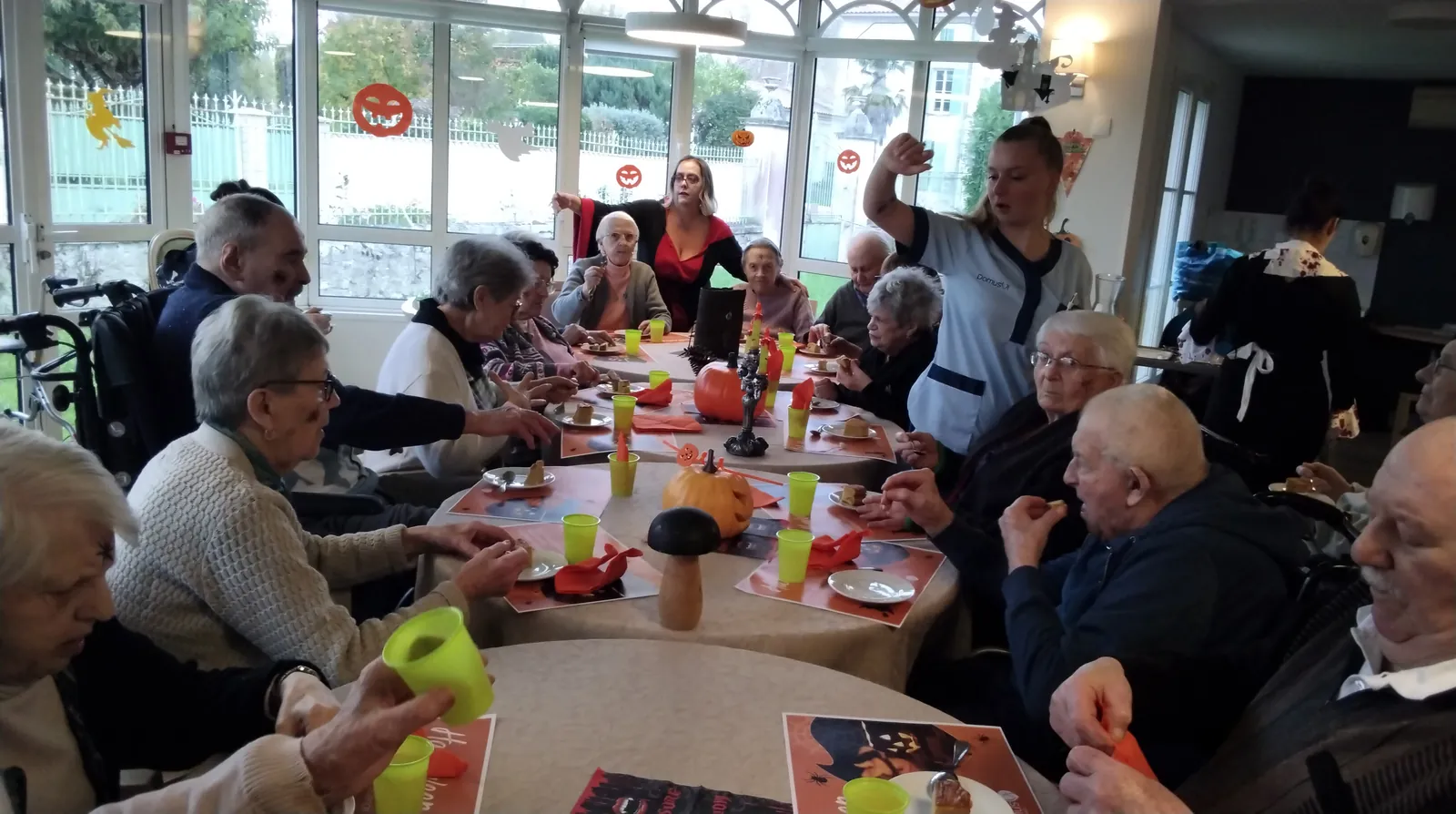 Halloween salle d'animation avec les enfants Zoé et Joy