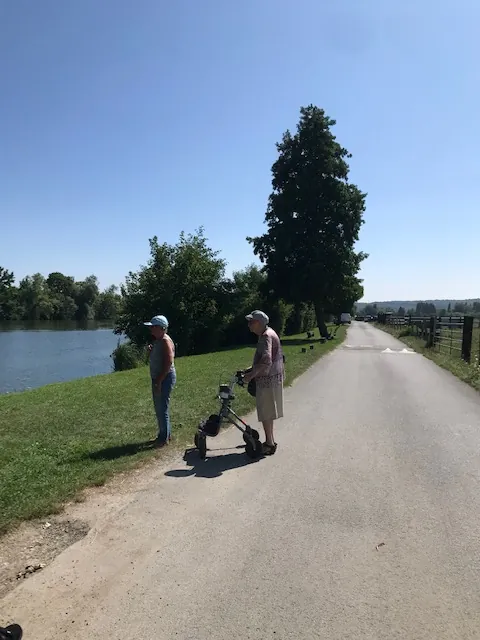 Bateau sur l'eau, la rivière au bord de l'eau...