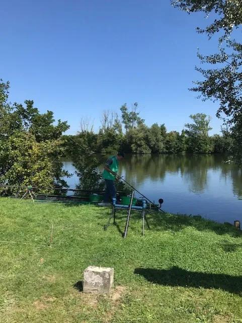 Bateau sur l'eau, la rivière au bord de l'eau...
