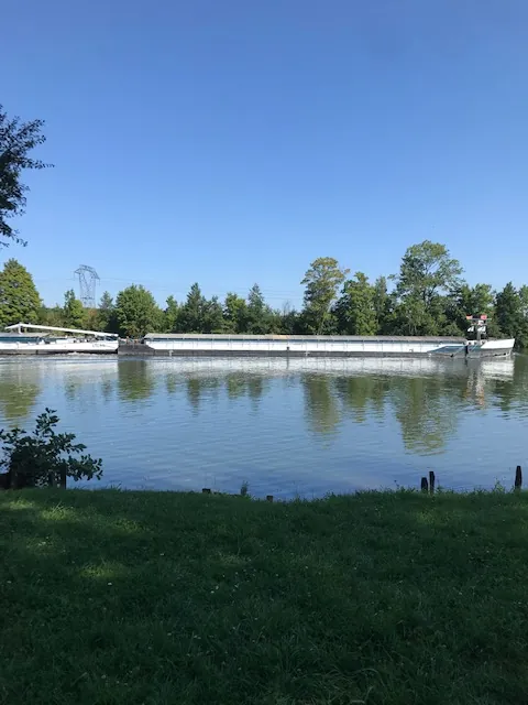 Bateau sur l'eau, la rivière au bord de l'eau...