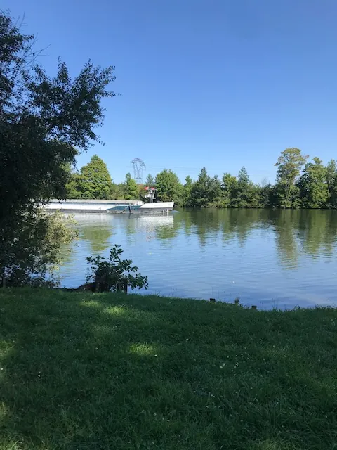 Bateau sur l'eau, la rivière au bord de l'eau...