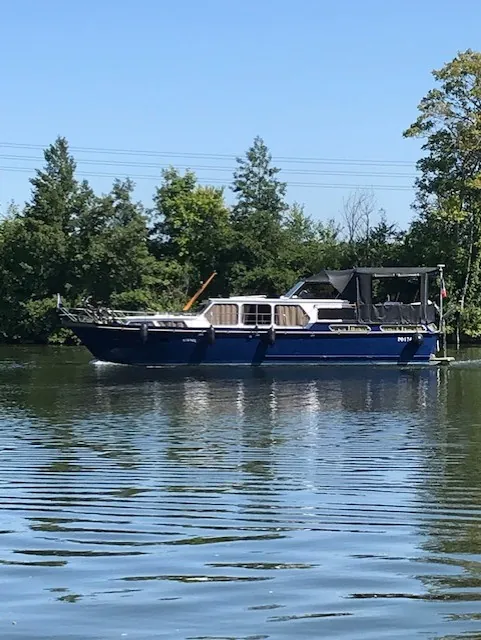 Bateau sur l'eau, la rivière au bord de l'eau...