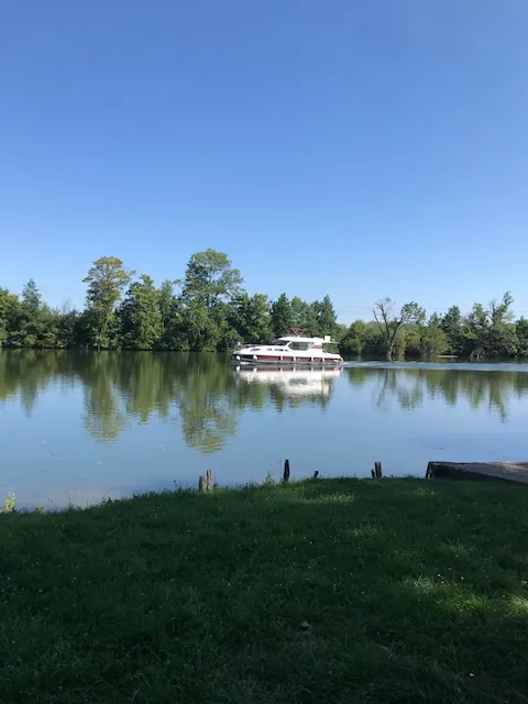 Bateau sur l'eau, la rivière au bord de l'eau...