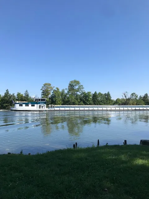 Bateau sur l'eau, la rivière au bord de l'eau...