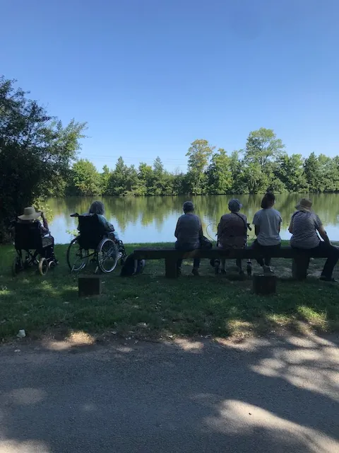 Bateau sur l'eau, la rivière au bord de l'eau...