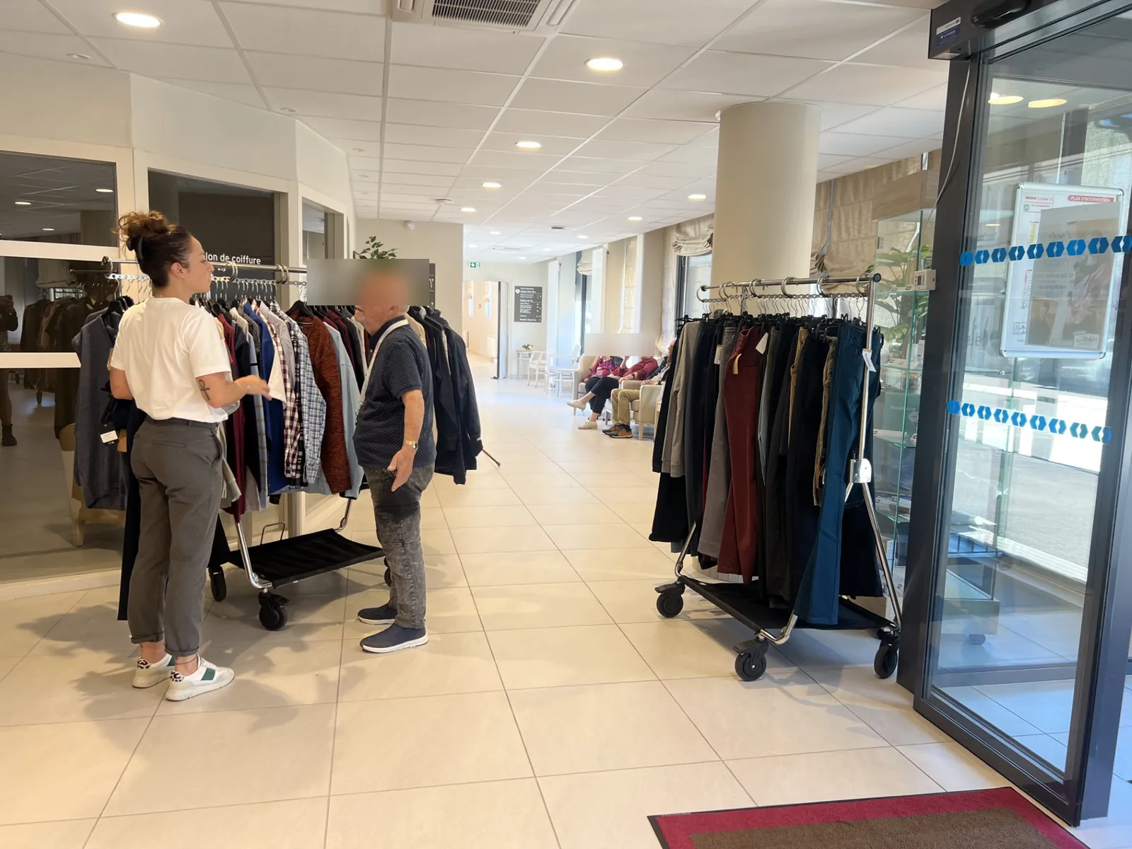 Exposition de vêtements du magasin l'Age d'or à la maison de retraite !