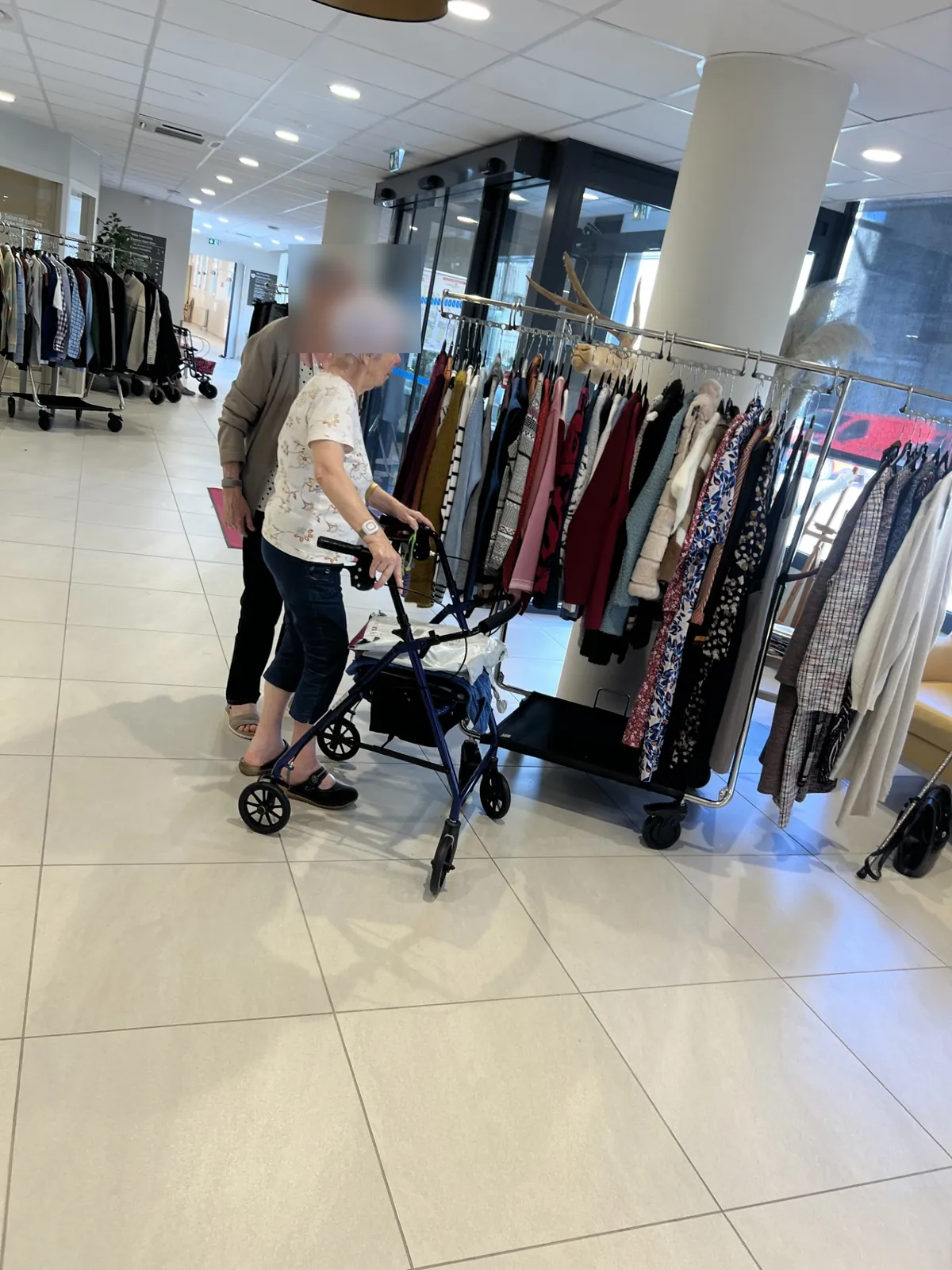 Exposition de vêtements du magasin l'Age d'or à la maison de retraite !