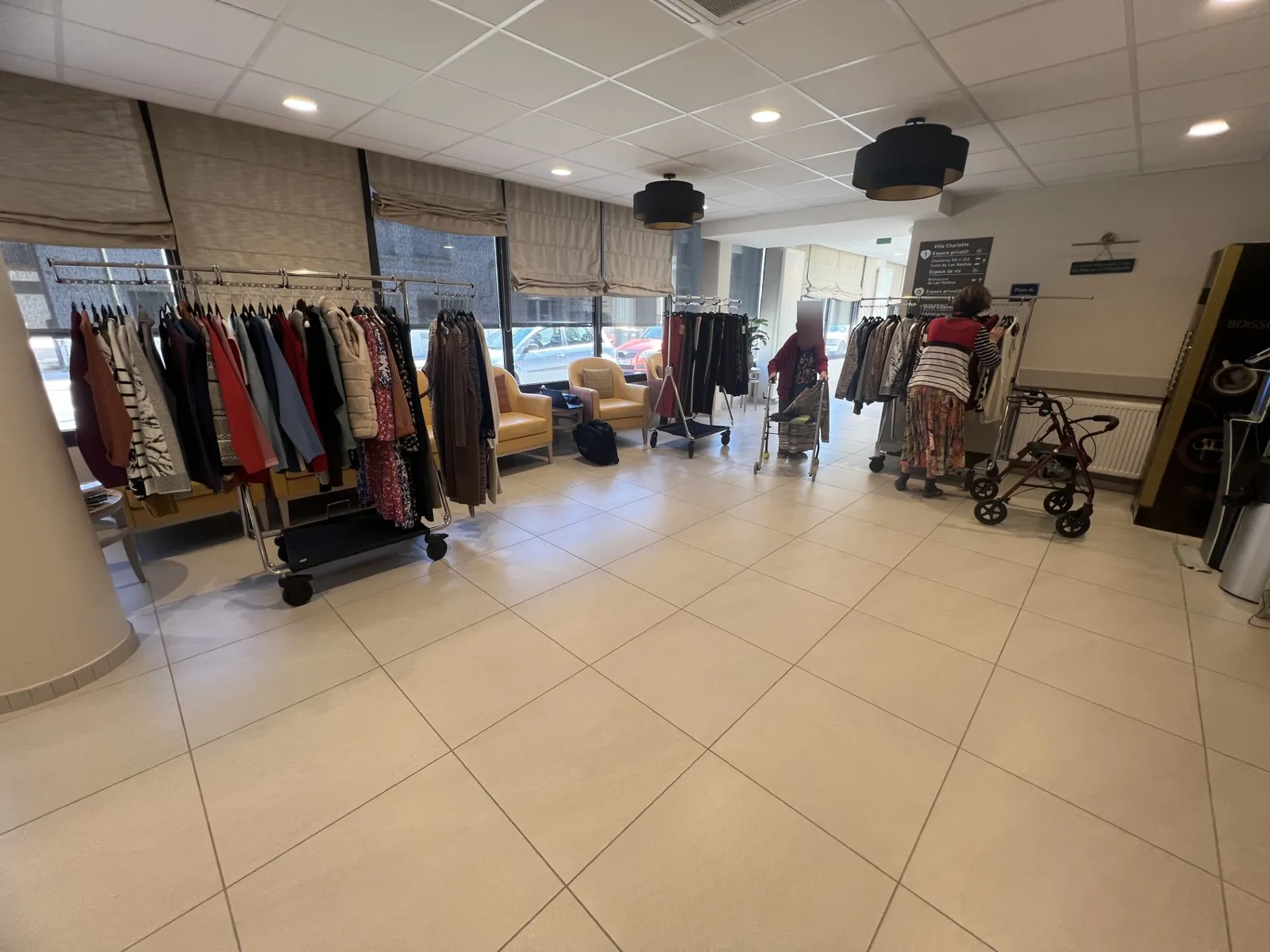 Exposition de vêtements du magasin l'Age d'or à la maison de retraite !
