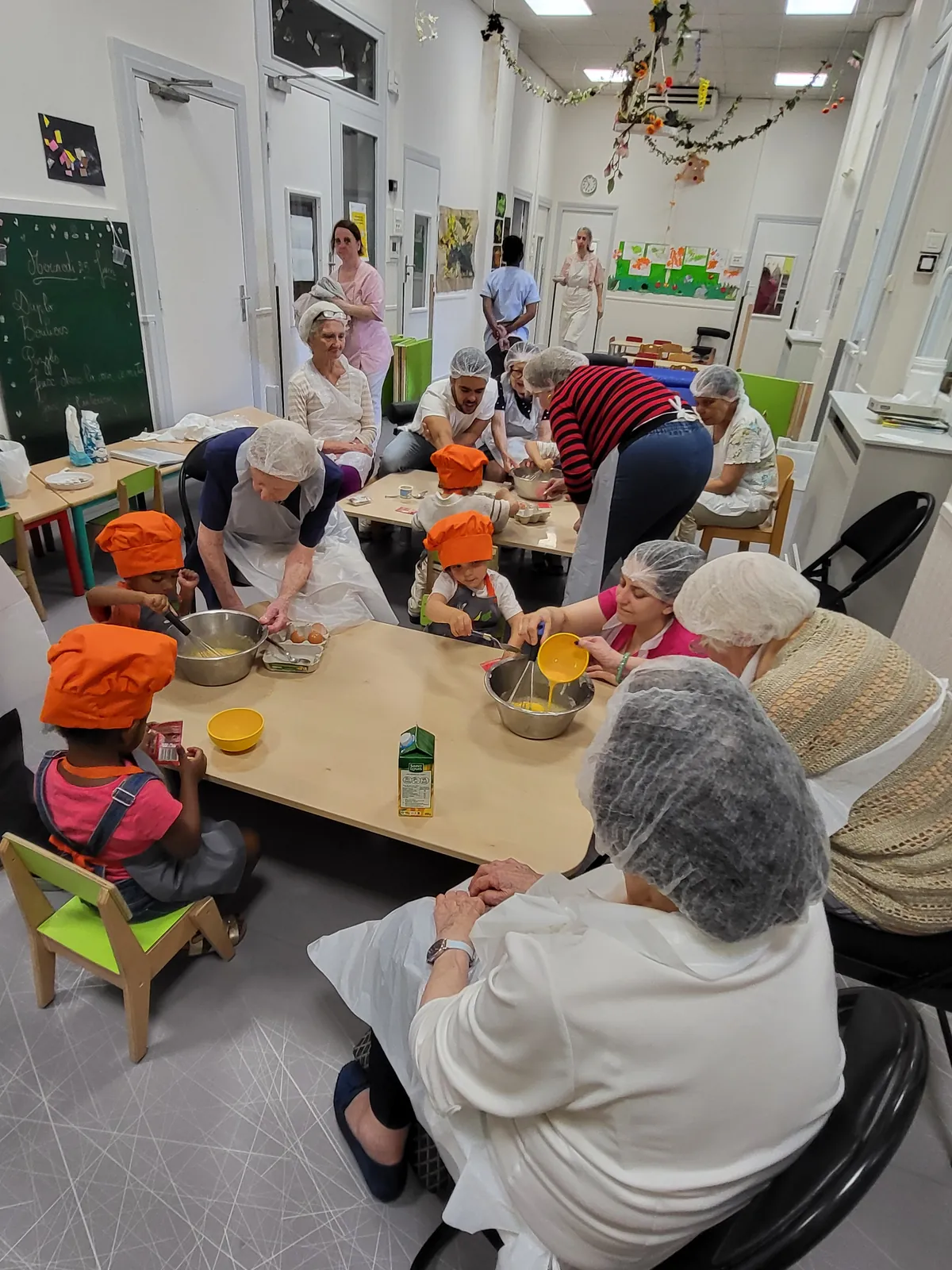Atelier intergénérationnel a la crèche Henri Barbusse__projet « Balade entre deux âges ».