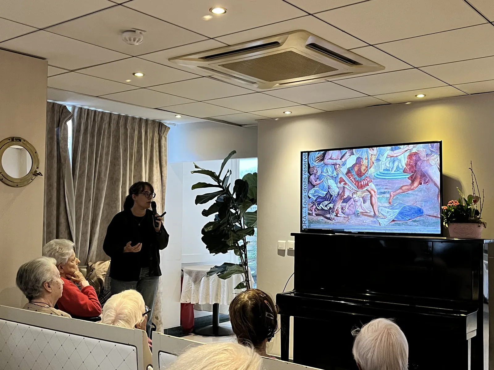 Une conférence parfumée d’histoire Aux Marines