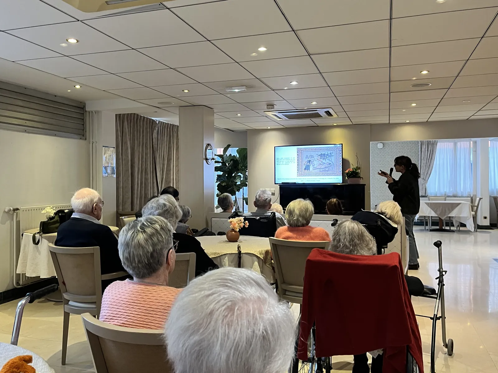 Une conférence parfumée d’histoire Aux Marines