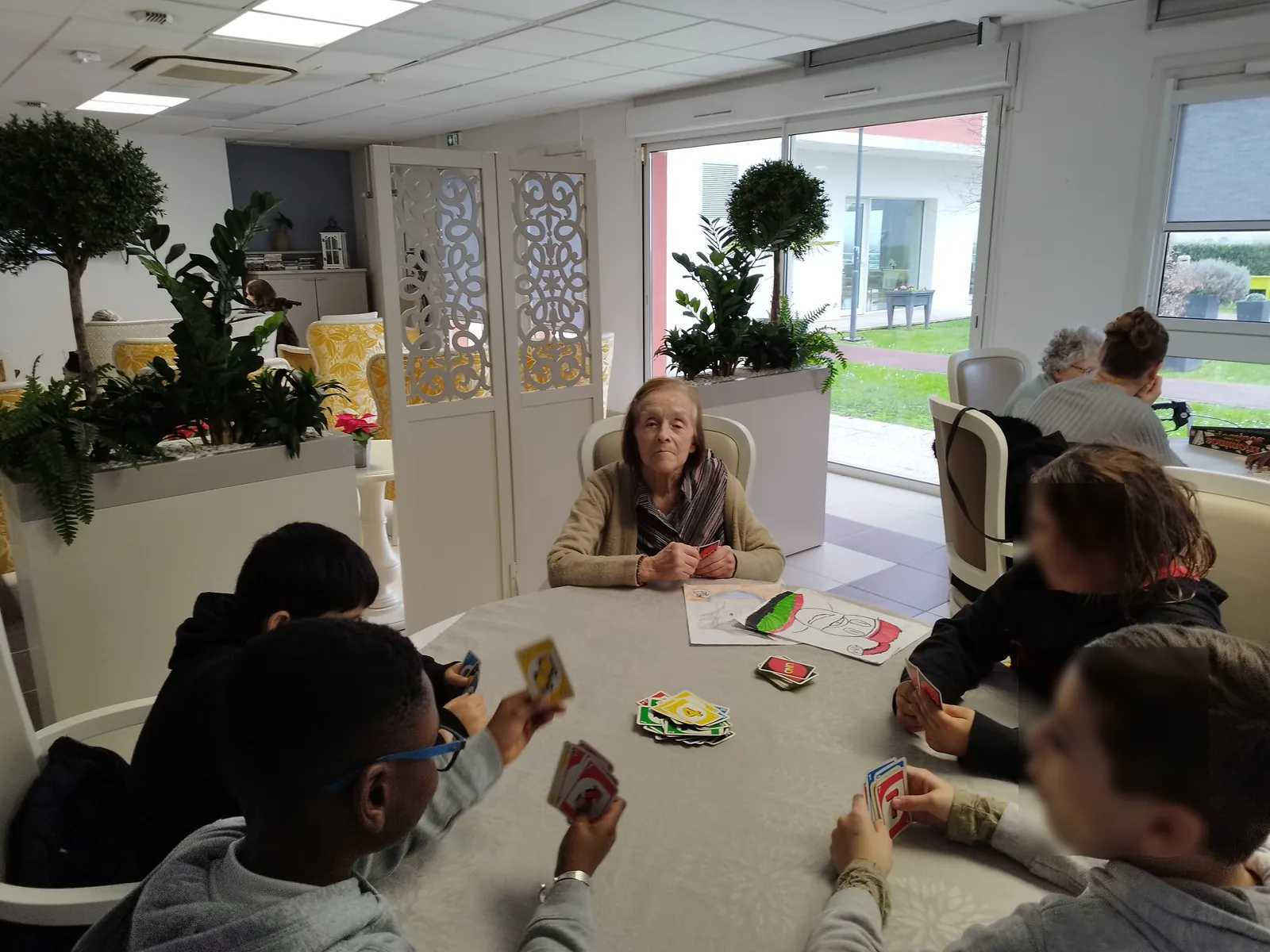 Rencontre intergénérationnelle : un beau moment de partage avec les enfants de l’école Paul Gernez