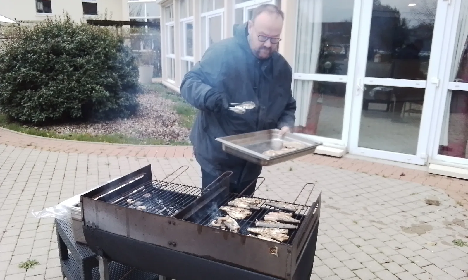 dégustations du beaujolais nouveau et d'un hareng grillé