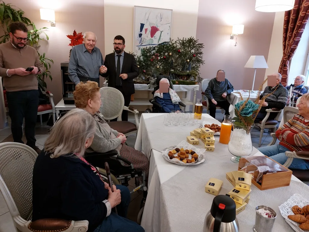 Visite du maire et d'un conseiller municipal : un moment chaleureux pour les résidents