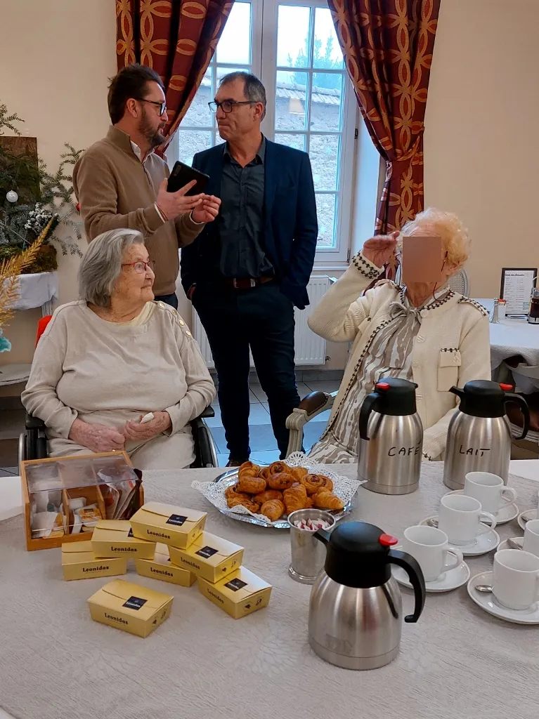 Visite du maire et d'un conseiller municipal : un moment chaleureux pour les résidents