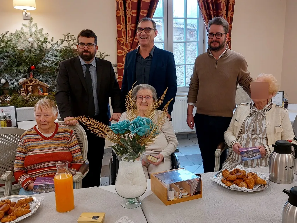 Visite du maire et d'un conseiller municipal : un moment chaleureux pour les résidents