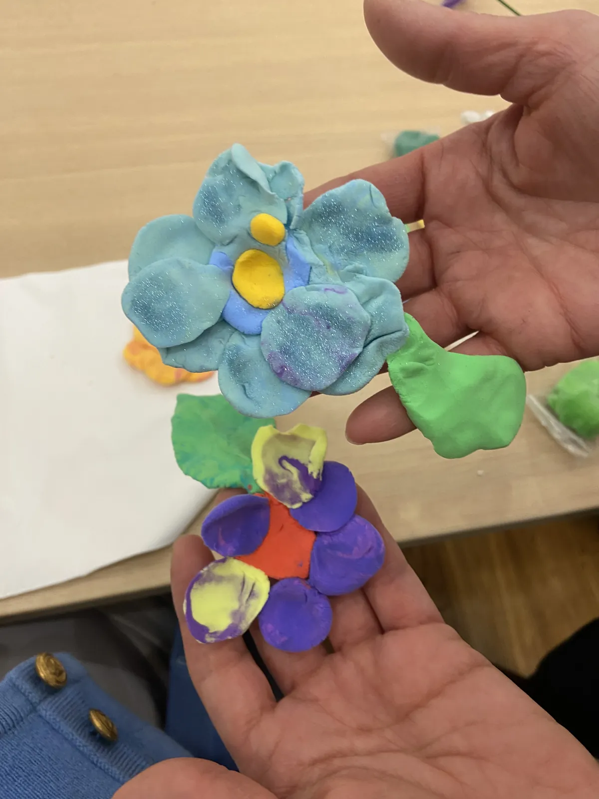 Atelier bijoux : créativité et motricité fine au rendez-vous