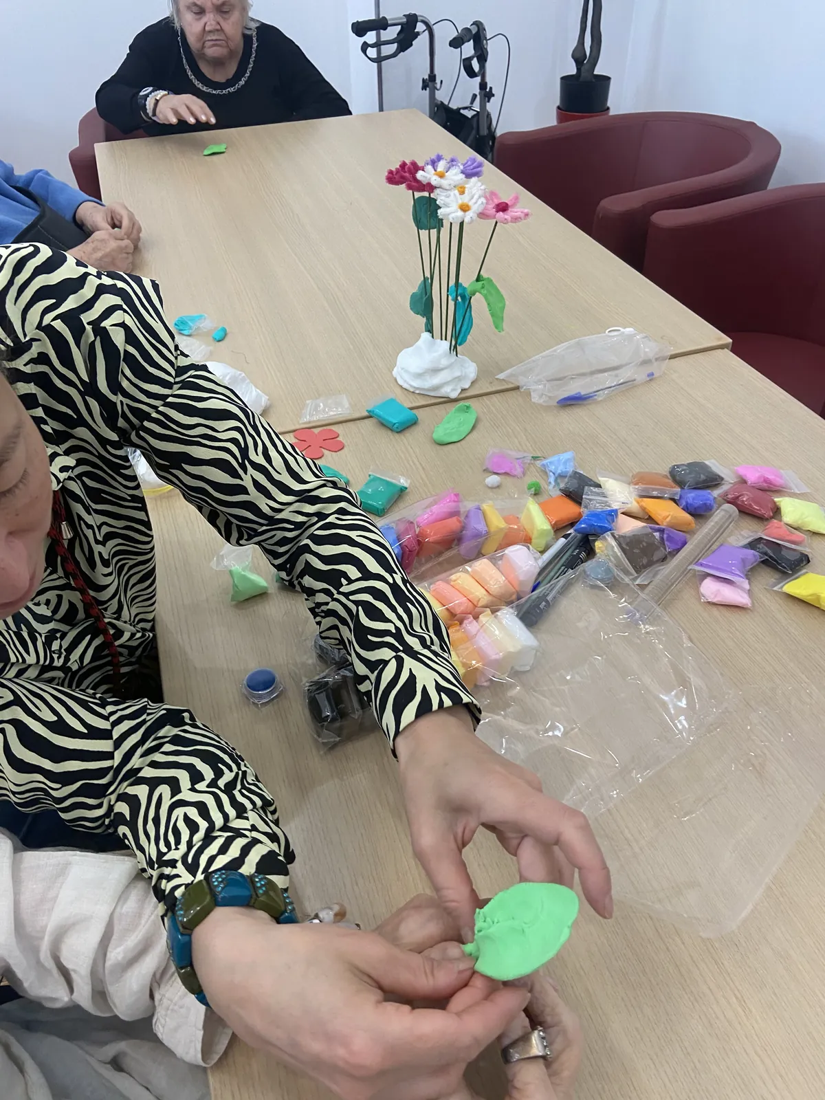 Atelier bijoux : créativité et motricité fine au rendez-vous