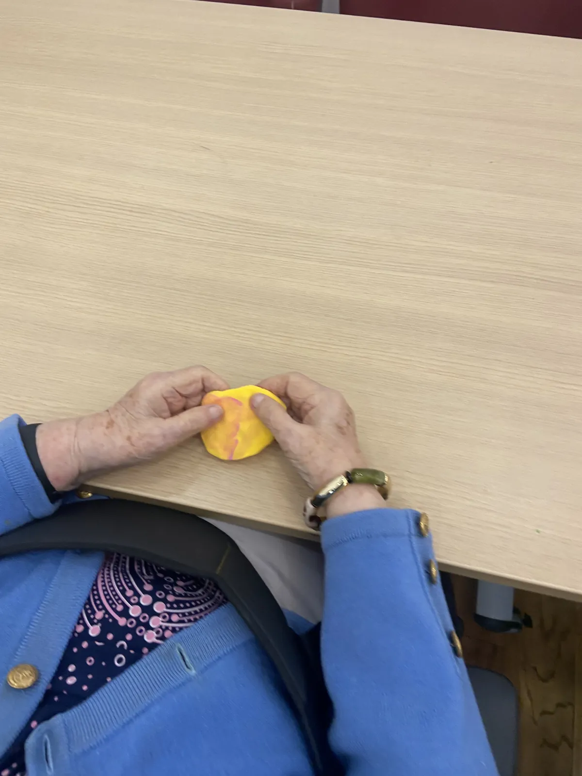 Atelier bijoux : créativité et motricité fine au rendez-vous