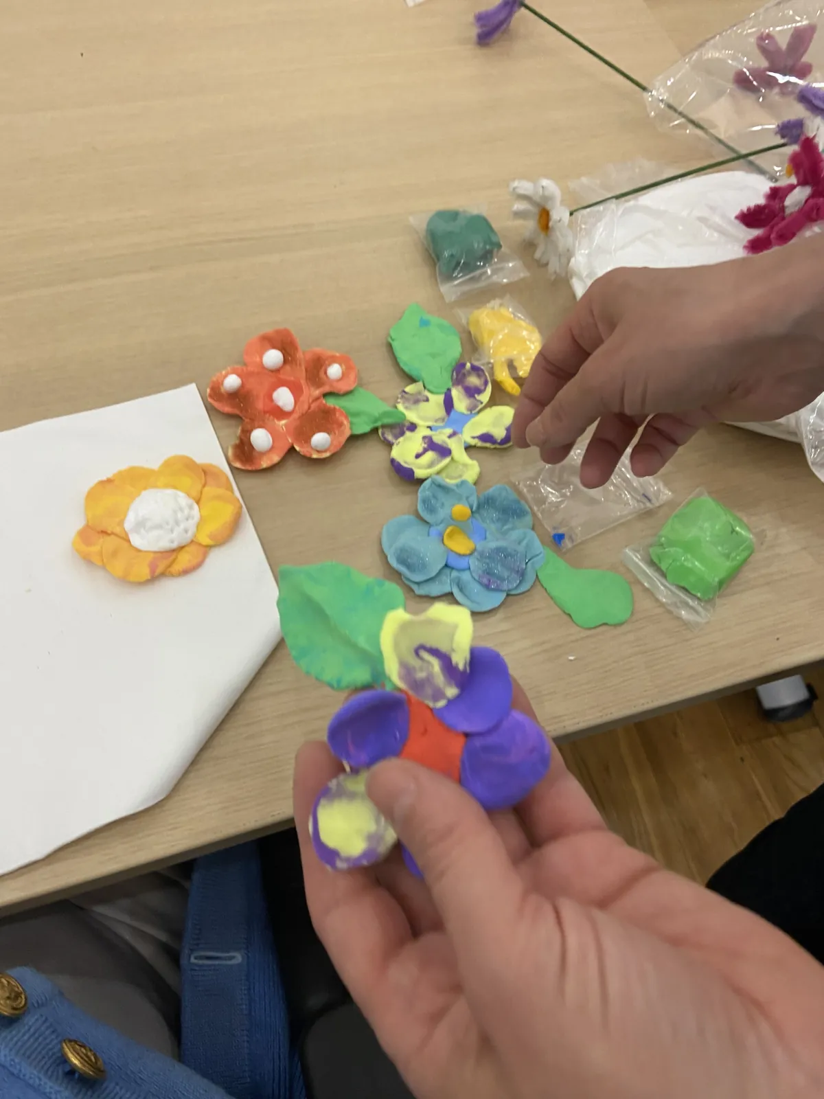 Atelier bijoux : créativité et motricité fine au rendez-vous