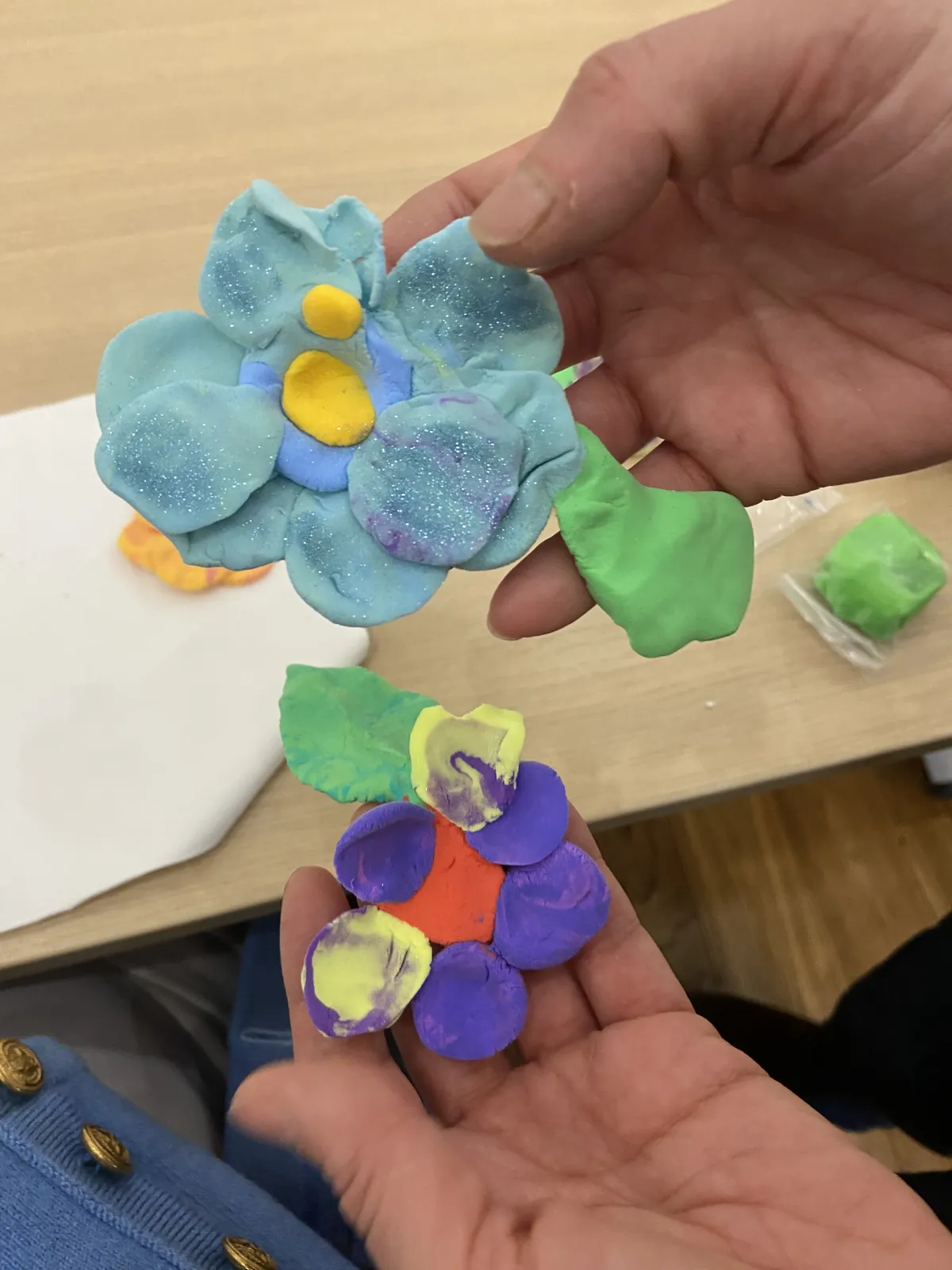 Atelier bijoux : créativité et motricité fine au rendez-vous
