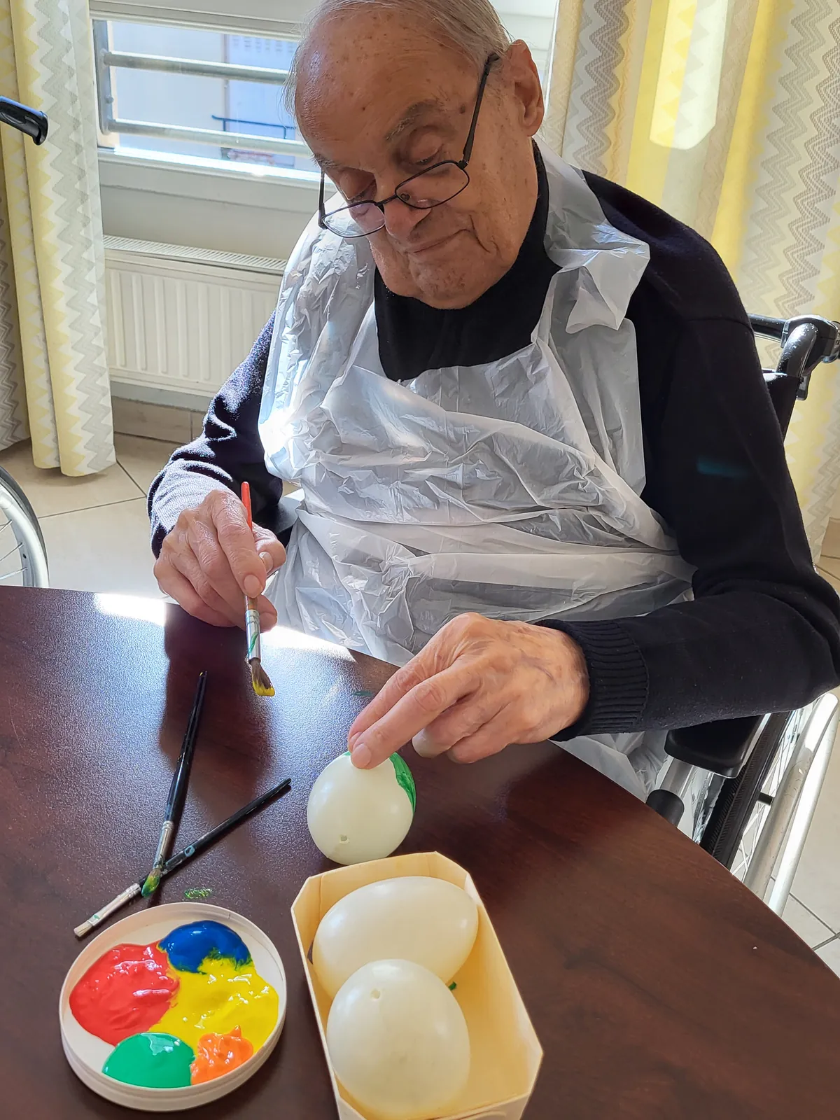 Atelier créatif a la résidence les adrets  thèmes Pâques 