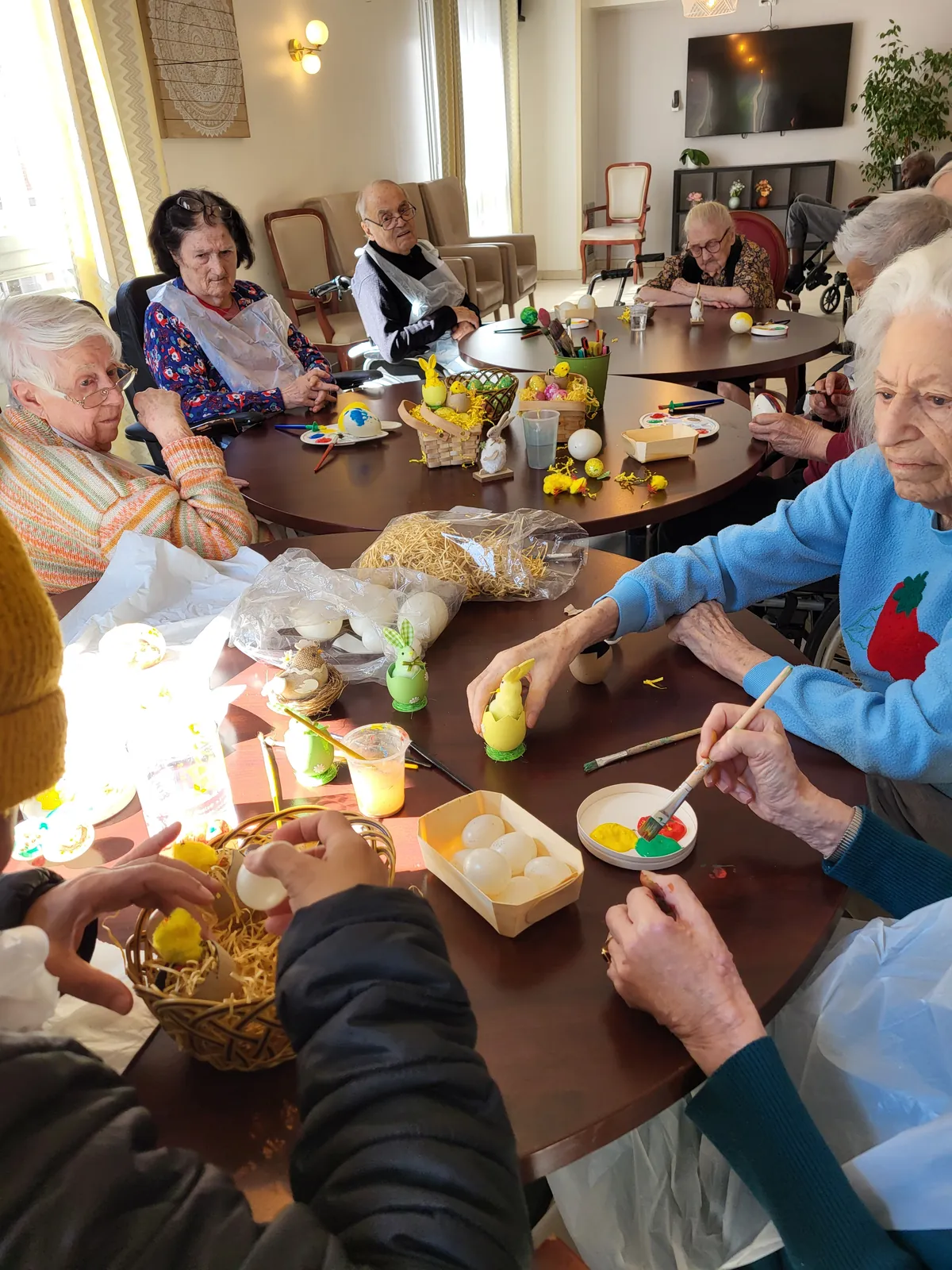 Atelier créatif a la résidence les adrets  thèmes Pâques 
