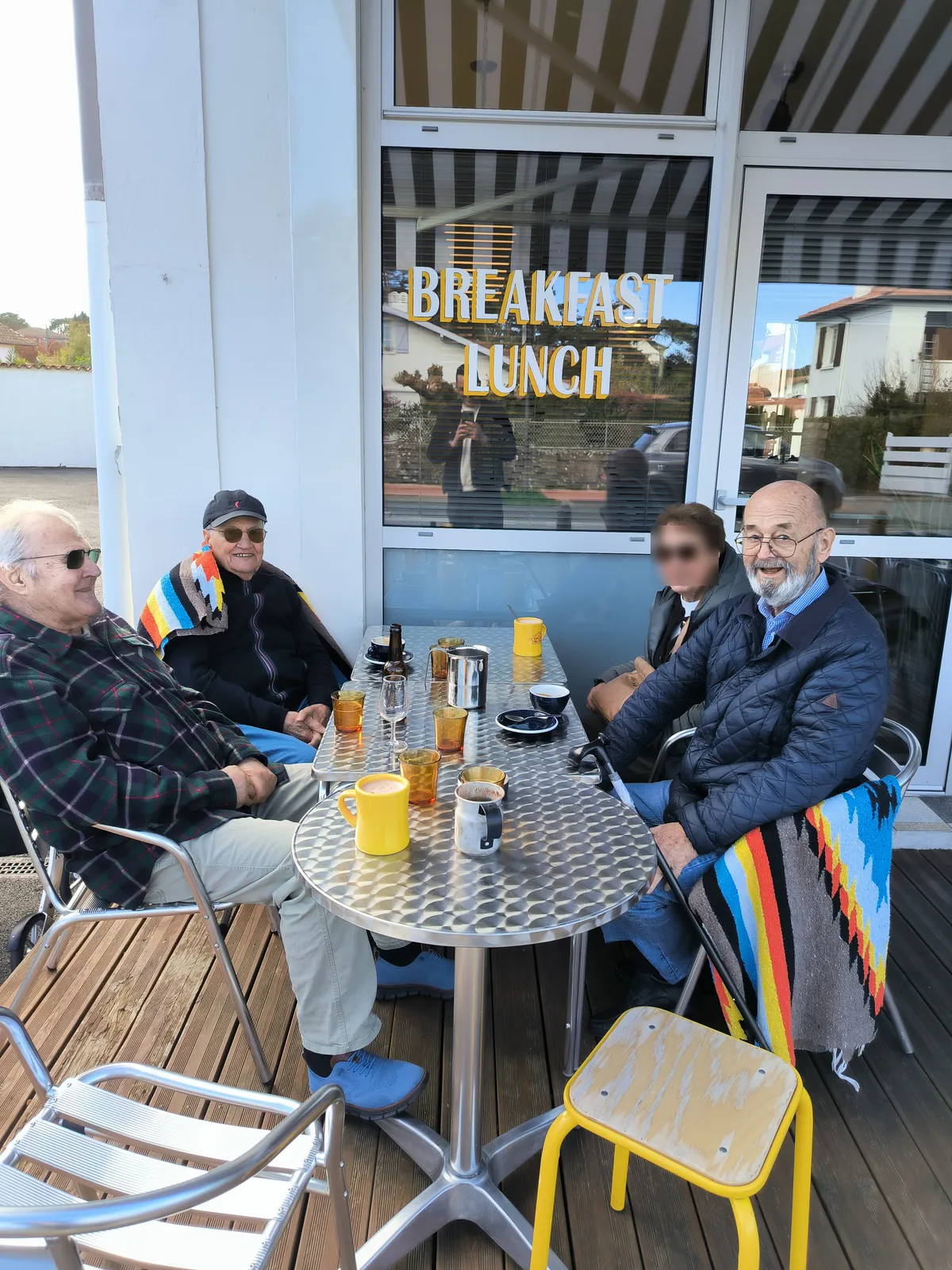 Dimanche après-midi au soleil : café et discussions après le vote