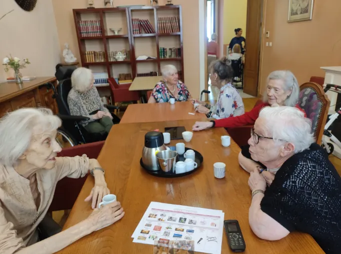 Prendre le Thé le Matin avec nos Résidents : Un Moment de Convivialité