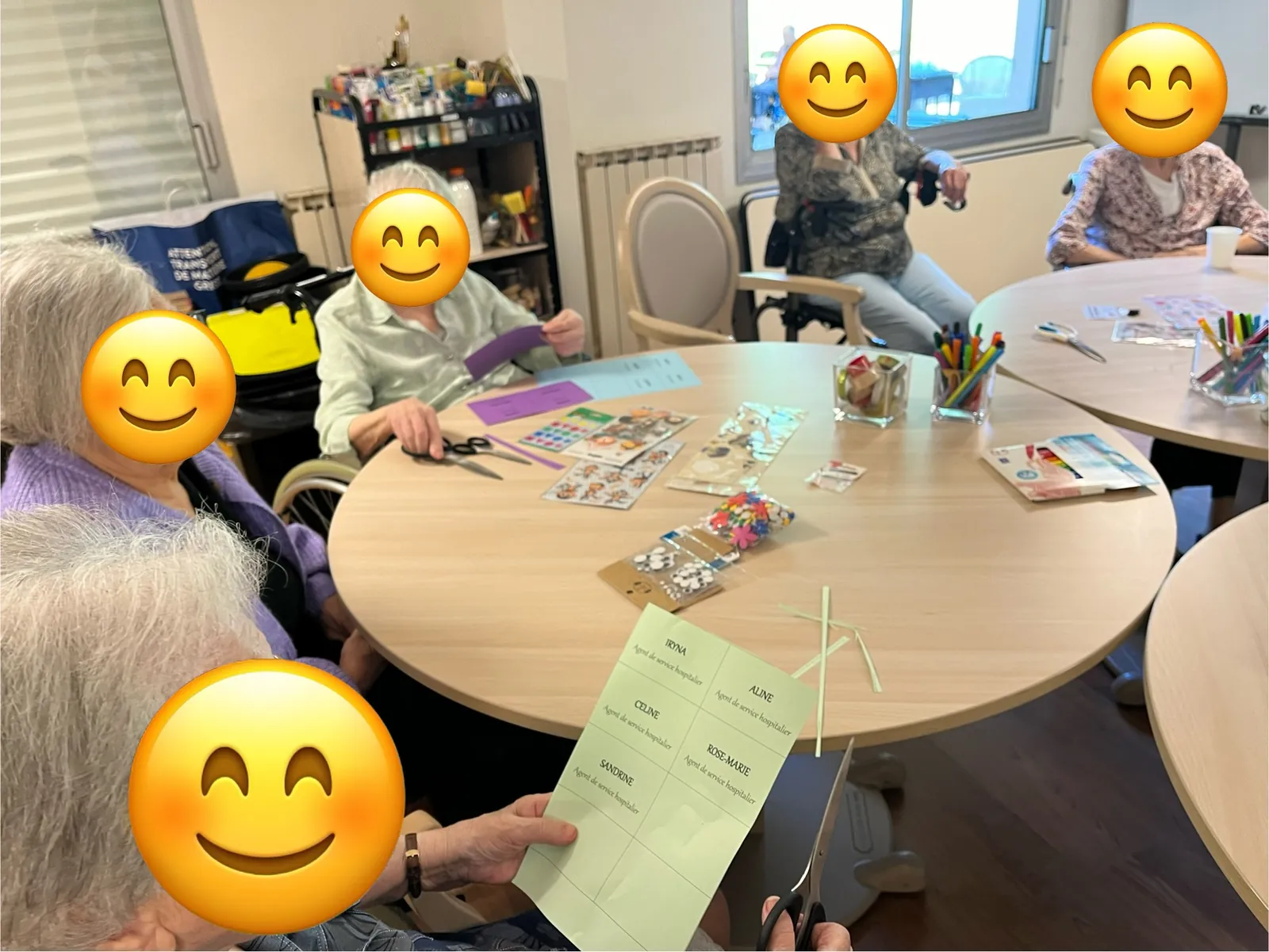 Un atelier créatif pour préparer les badges de nos équipes !