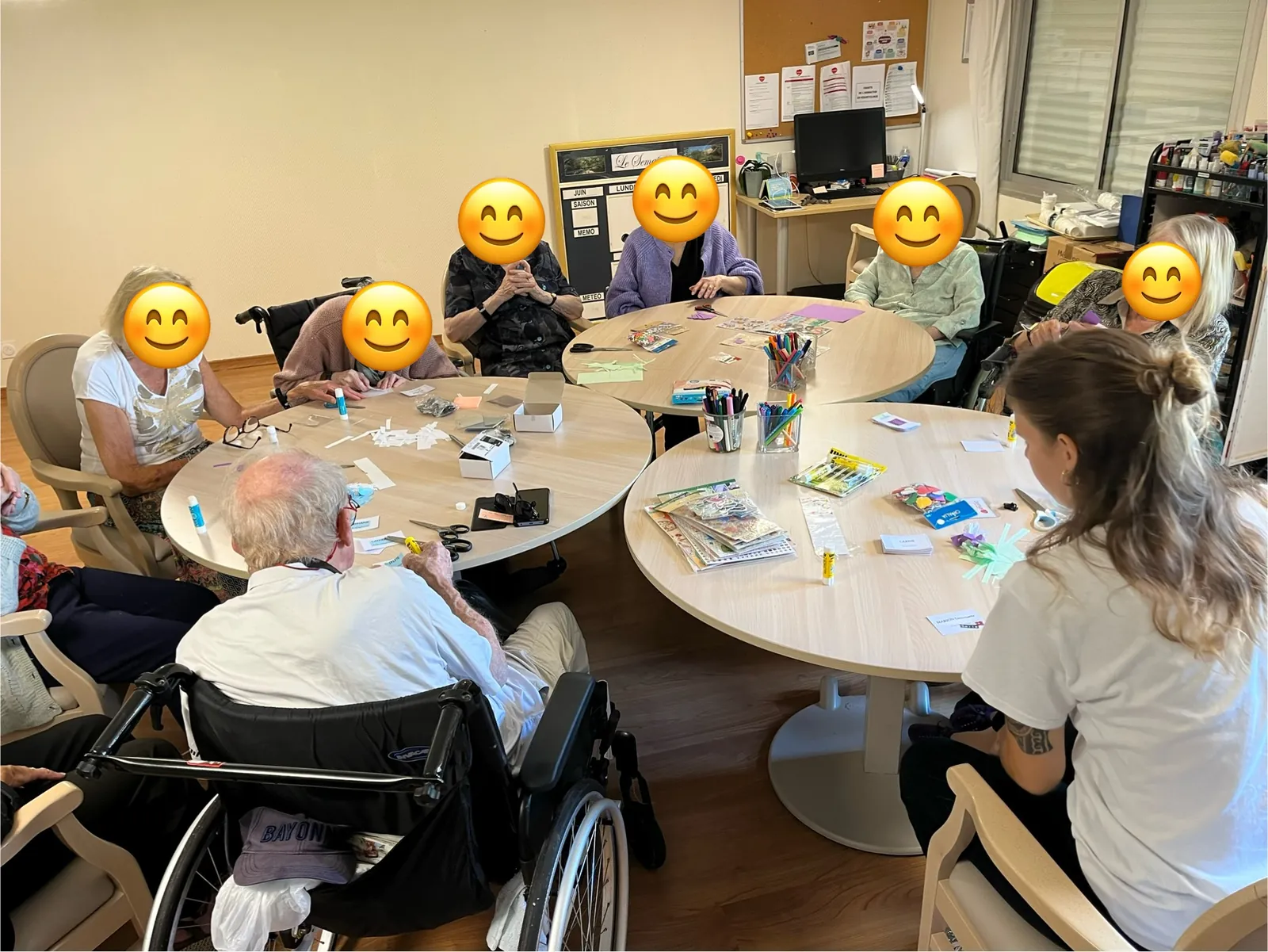 Un atelier créatif pour préparer les badges de nos équipes !