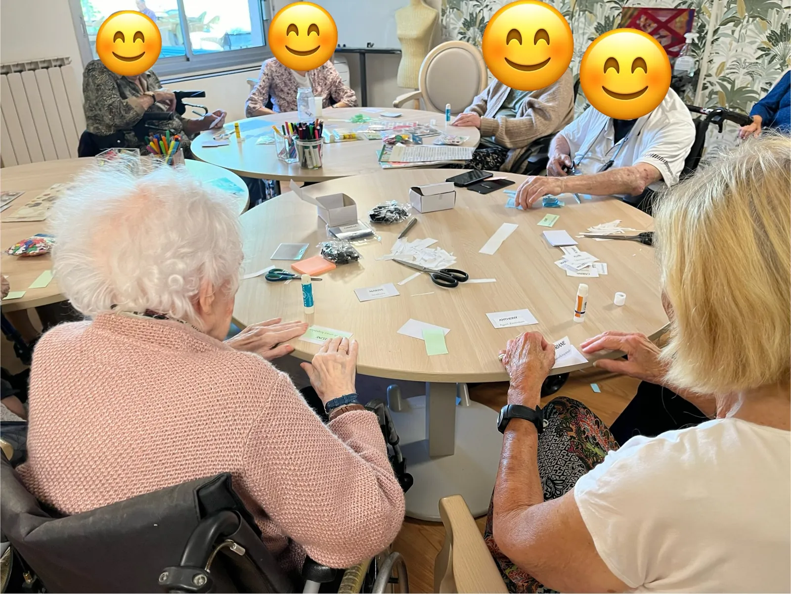 Un atelier créatif pour préparer les badges de nos équipes !