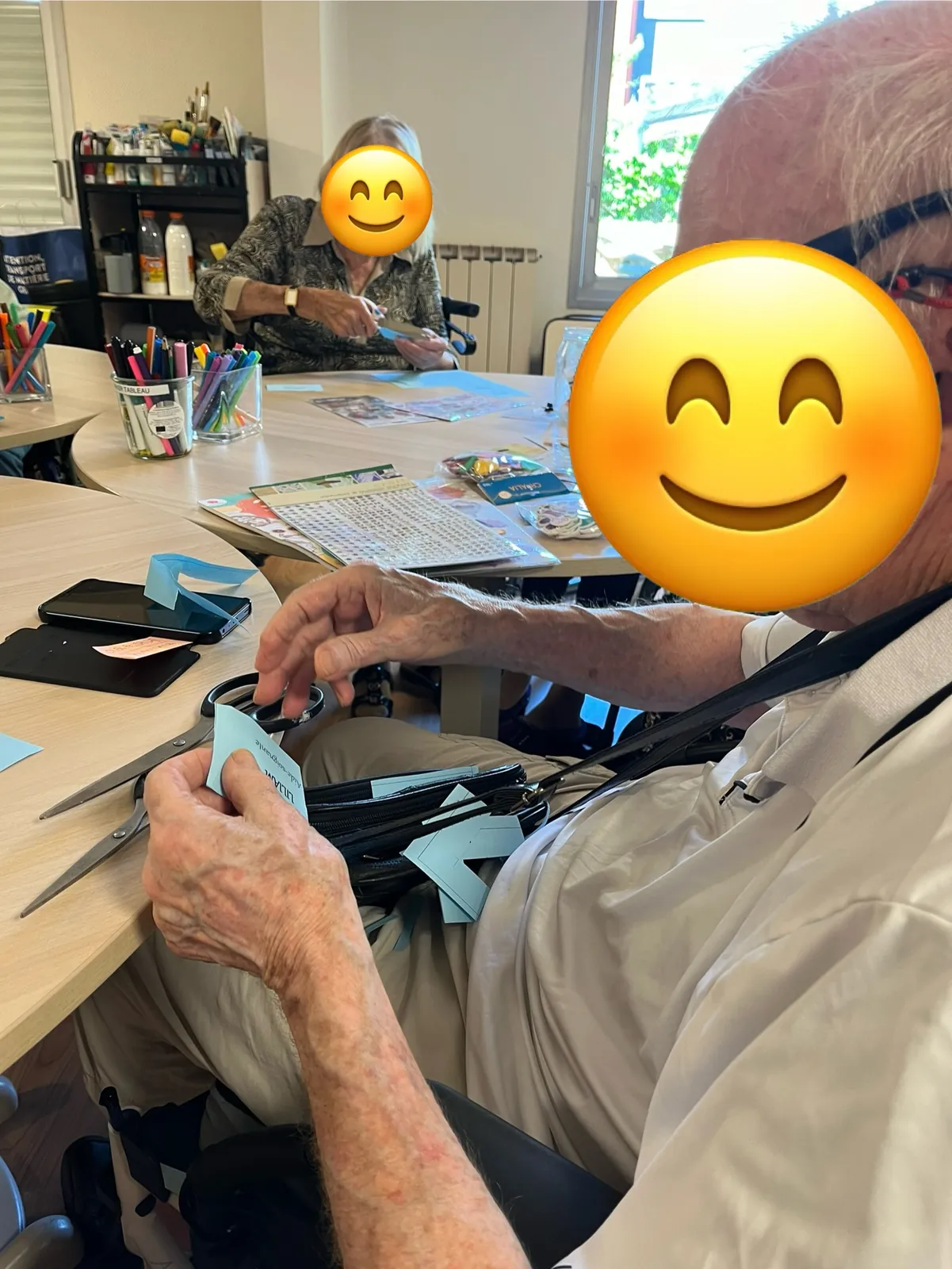 Un atelier créatif pour préparer les badges de nos équipes !